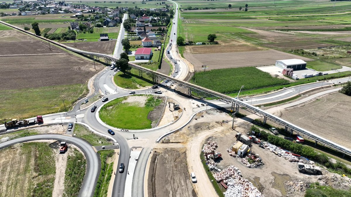 GDDKiA_Opole's tweet photo. Dzisiaj na budowie ronda w Zimnicach Małych w ciągu #DK45 gościliśmy dziennikarzy oraz zarządców dróg sąsiadujących z inwestycją. Zaawansowanie dla tego zadania wynosi ok. 95 proc. , a oddanie ronda do ruchu nastąpi już we wrześniu br. @GDDKiA @MI_GOV_PL #PBID https://t.co/kfFWIdsZej