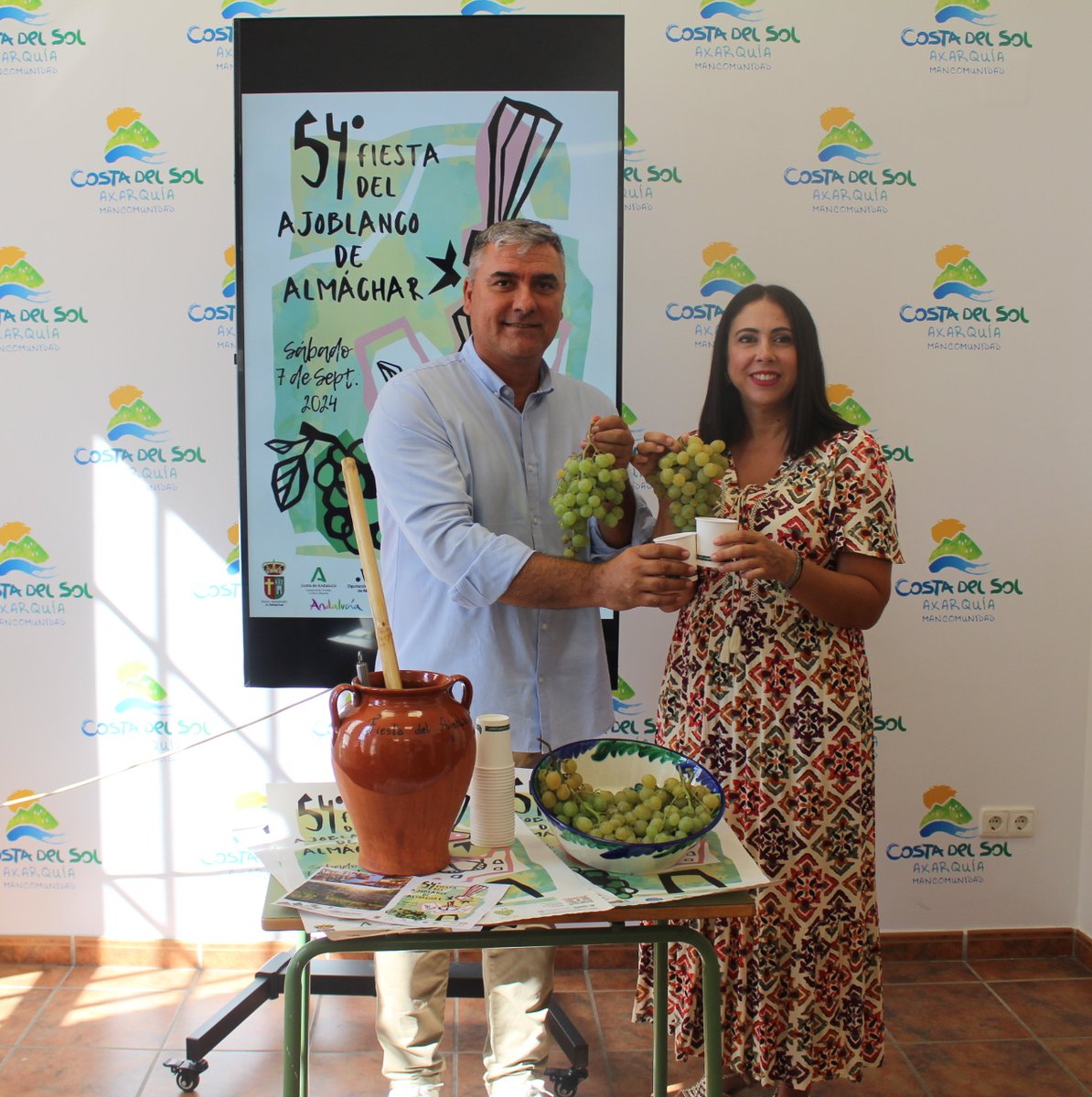 AxarquiaMNC's tweet photo. #Almáchar celebra este sábado la 54 edición de la Fiesta del Ajoblanco con 4.000 litros de la popular sopa fría malagueña https://t.co/yGgpDzez4u #AxarquiaCostadelSol #ajoblanco #vendimia #uvapasamoscatel #SipamAxarquia #Sipamuvapasa https://t.co/ItZxNoFvOE