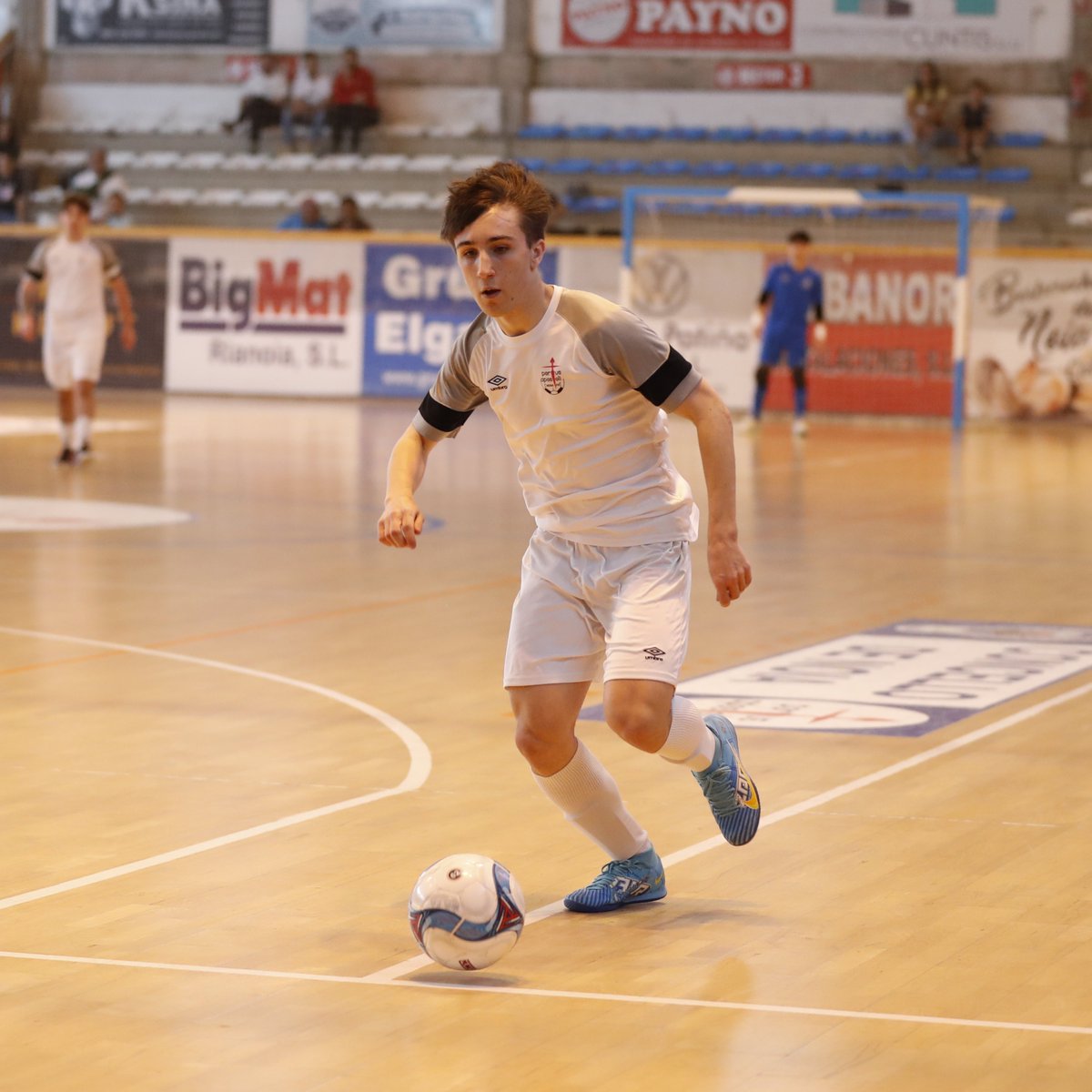 NoiaFutbolSala's tweet image. O 𝙓𝙪𝙫𝙚𝙣𝙞𝙡 𝙙𝙚 𝘿𝙞𝙫𝙞𝙨𝙞𝙤́𝙣 𝙙𝙚 𝙃𝙤𝙣𝙧𝙖 🤍❤️ gañou no seu segundo partido amistoso de pretemporada 🆚 @CompoSala por 4-1.

⚽️ Goles noieses de Oliver Chenel, Xavi Souto, Miguel Romero e Gabi.