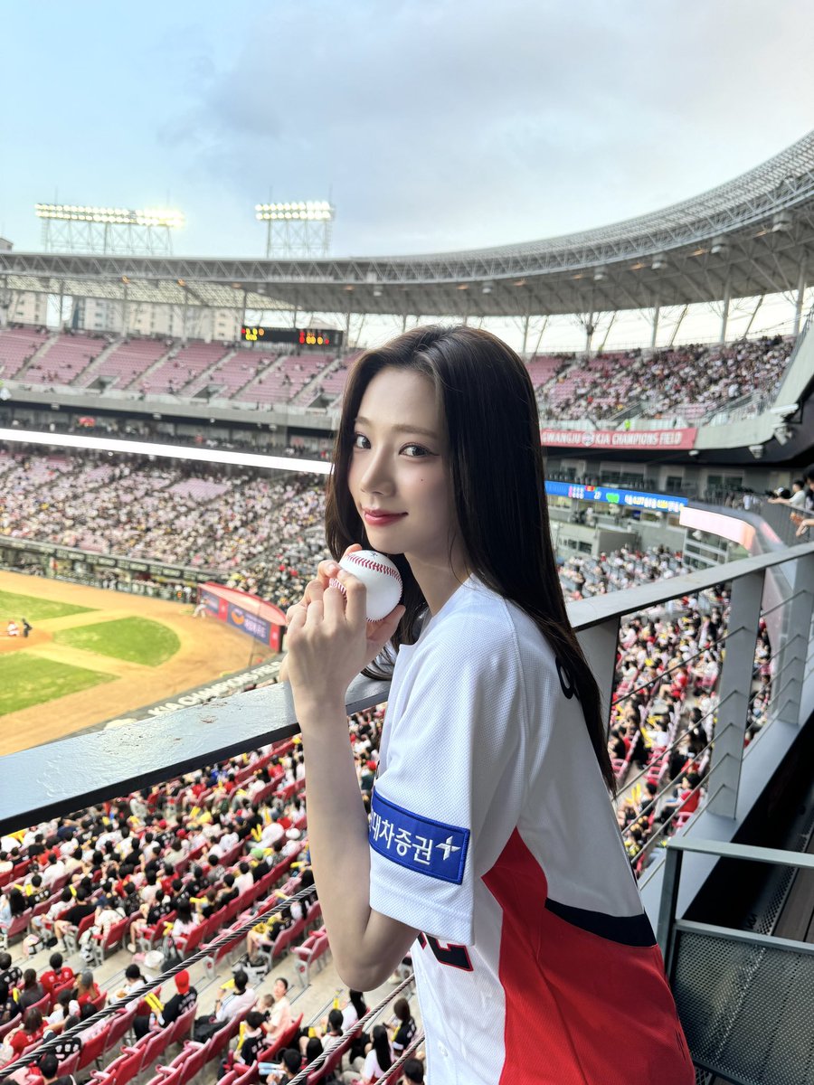 [📷]
240903 #2024KBO리그 #KIA타이거즈 

영원한 승리를 위해 시구 요정 등장🧚‍♀️⚾️
여름이와 최강 기아 없이는 못 살아❤️

#여름 #YEOREUM 
#우주소녀 #WJSN