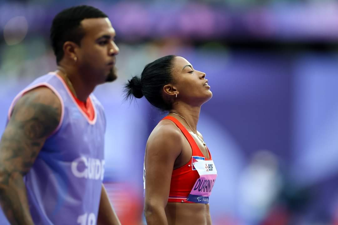 La estelar corredora Omara Durand se coronó en los 400 m T12 con tiempo de 53.59 s y logró su novena medalla dorada en la historia, la primera de tres que vino a buscar #París2024.
#CubaInspira
#MujeresEnRevolución