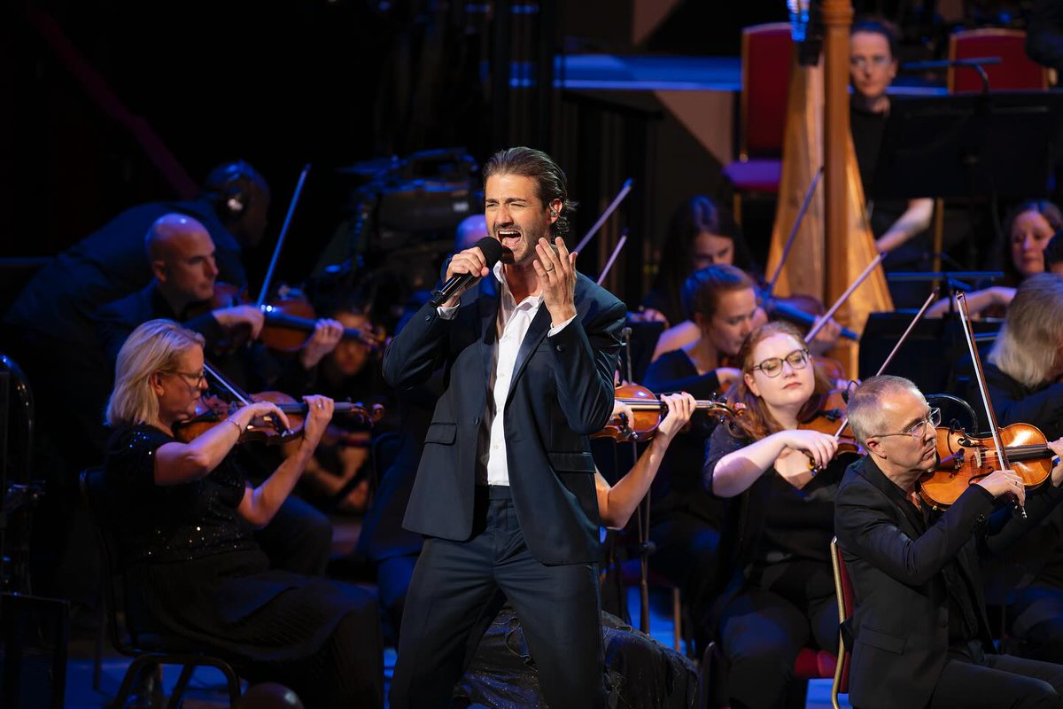 bbcproms's tweet image. Last night&apos;s Prom marked 100 years since the birth of legendary film composer Henry Mancini. 

Thank you to all artists including conductor @eoutwater &amp;amp; @BBCCO, presenter Mel Giedroyc, @OliverTompsett &amp;amp; @1RachelJohn, and Henry Mancini’s daughter Monica, who sang ‘Moon River’.
