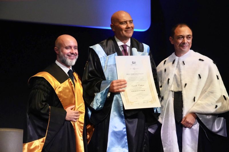 Sono grato a  <a href="/unipegaso_it/">Università Telematica Pegaso</a> e al suo Rettore il prof. <a href="/LimonePierpaolo/">Pierpaolo Limone</a> per la Laurea #HonorisCausa in Scienze Economiche conferitami oggi a Roma. Una grande emozione che voglio condividere con le persone di <a href="/SanofiIT/">Sanofi Italia</a>, <a href="/FarmindustriaTW/">Farmindustria</a> e di tutte le imprese farmaceutiche in Italia