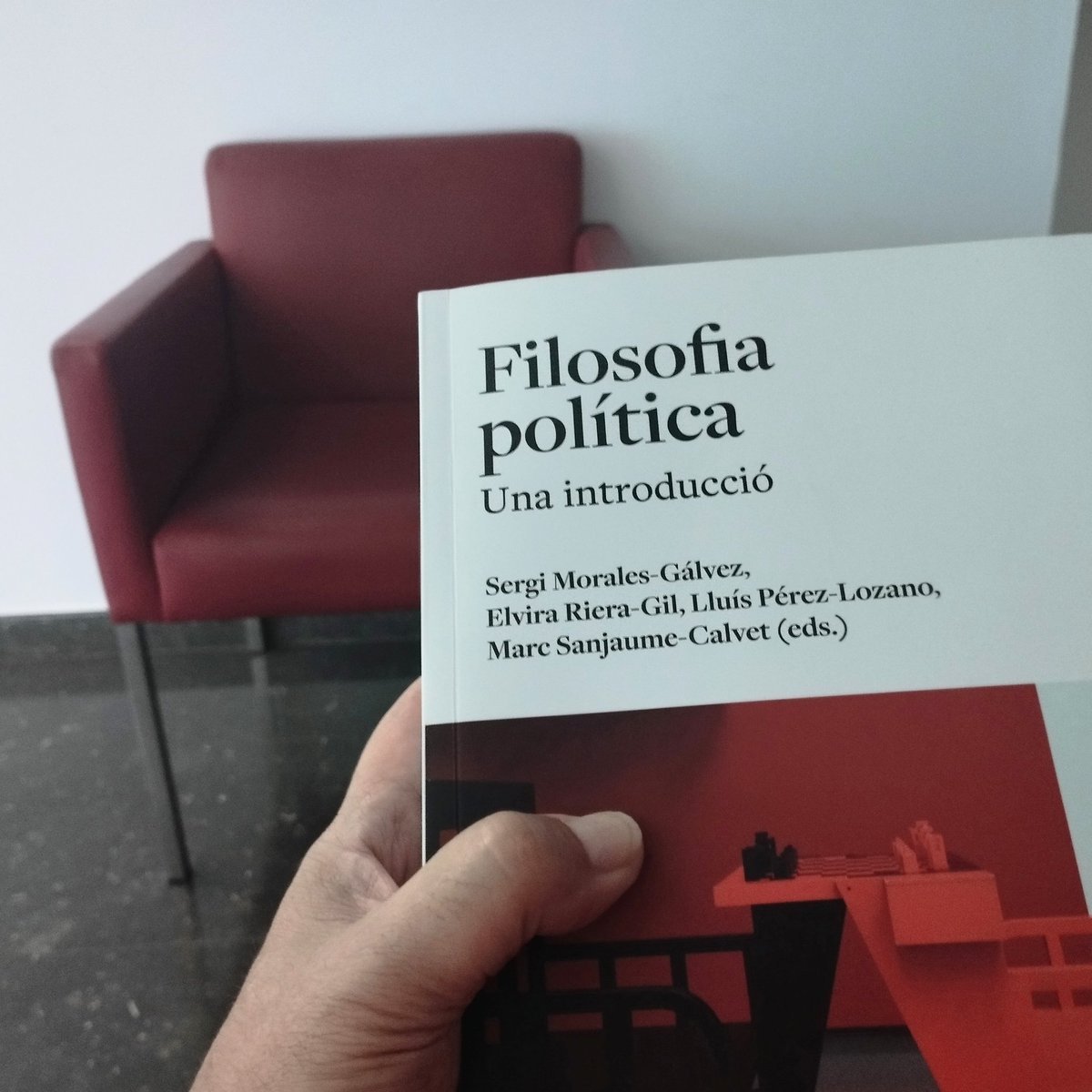 florejachs's tweet photo. Amb moltes ganes de capbussar-me entre les sàvies reflexions d'aquest manual imprescindible.
Trobar entre els autors als professors i companys de mil batalles @sergimorales i @perezlozano és un alicient encara més estimulant.
#orgullpotablava https://t.co/ThcTEqbmfg