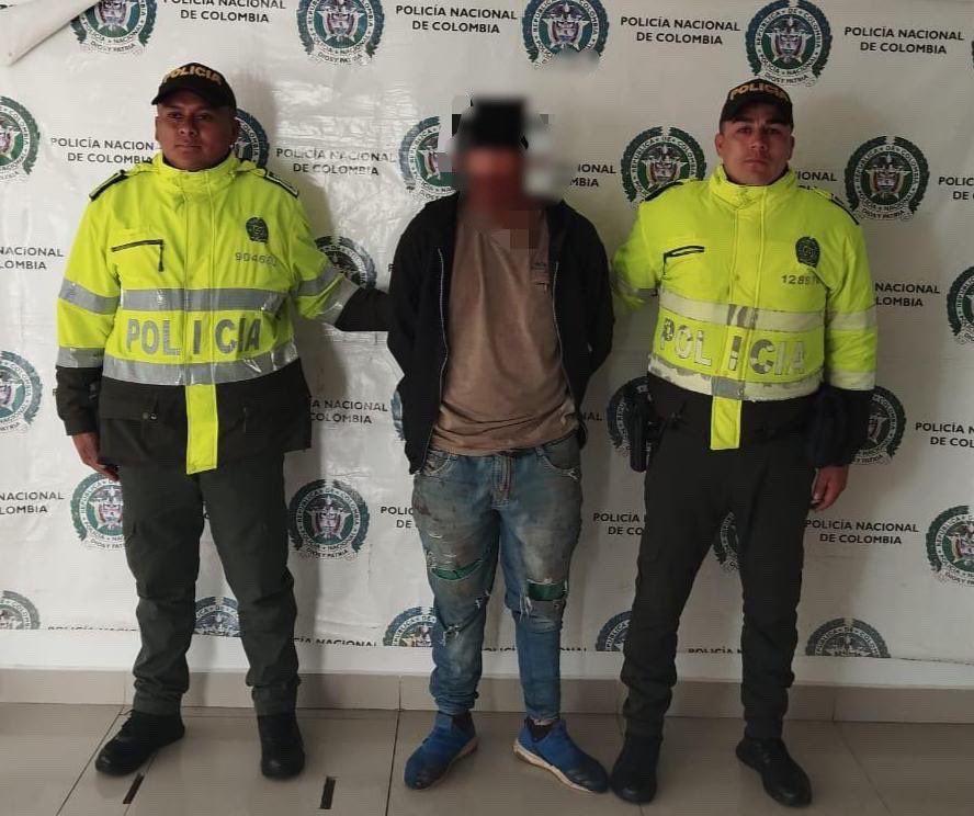 PoliciaPasto's tweet photo. En #Yacuanquer mientras desarrollaban actividades de vigilancia  uniformados  llevaron a cabo la captura de un ciudadano por el delito de fuga de presos, esta persona tenia  medida de prisión domicialiria y fue sorprendido fuera de su residencia.
#DiosYPatria https://t.co/LYR0mDVWup