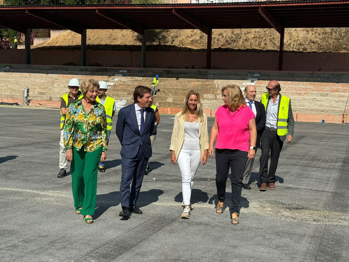 MalvarezNadia's tweet photo. Hoy he acompañado al Alcalde @AlmeidaPP_ , a la Vicealcaldesa @InmaSanzO y a la Delegada @palomagromero en la visita a las obras que han comenzado del histórico campo de fútbol García de la Mata en S.Juan Bautista #CiudadLineal una inversión 3M€.#Deporte #Mejoras #Instalaciones https://t.co/vWsaiUr6LJ