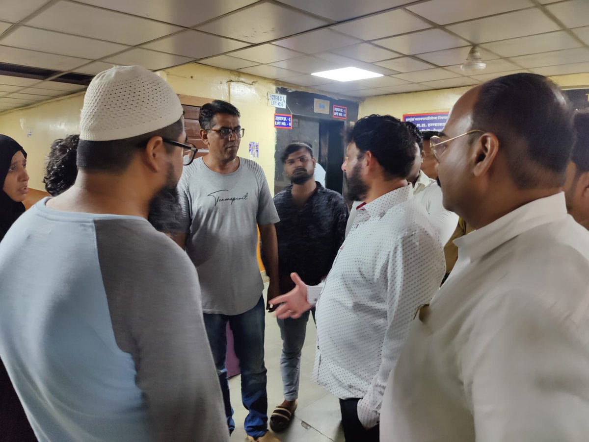 warispathan's tweet photo. हाजी अशरफ़ अली जिनको कुछ दरिन्दों ने ट्रेन में मारा पीटा था आज उन को मुंबई के सायन हॉस्पिटल में भर्ती किया गया। 

आज हमने हॉस्पिटल में जाकर उनसे मुलाक़ात की डॉक्टरों से बात की। 
दोनों आँखों में भारी चींट दिखरही है अंदरूनी मार भी है CT scan के रिपोर्ट का इंतज़ार है। 

जिन दरिन्दों ने इतनी बुरी तरह से मारा है उनको सख़्त सज़ा क़ानूनी मिलनी ही चाहिए। 
@asadowaisi
