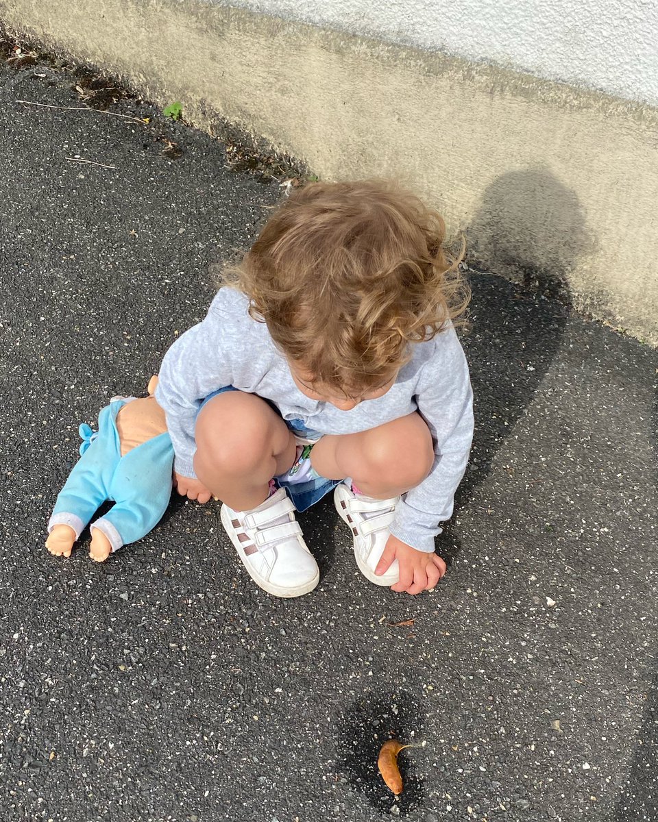 Mowgouaill83002's tweet photo. On peut s’arrêter 10 minutes pour regarder une limace laisser sa trace sur le trottoir, jouer 1000 fois à se cacher derrière les voitures en disant « Bah… on a perdu le Ralph… Ah, t’es là ! ». Tout est prétexte à apprendre, tout est prétexte à découvrir. #jobdereve https://t.co/lCIkmp3zc6