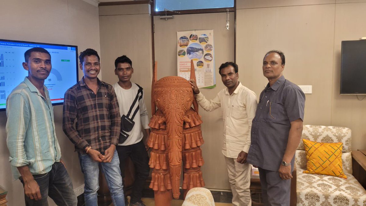 KVSinghMPGonda's tweet photo. आज पर्यावरण भवन में वन विभाग छत्तीसगढ़ द्वारा कोंडा कुम्हारपाड़ा जगदलपुर के शिल्पकारों द्वारा निर्मित टेराकोटा मिट्टी का हाथी उपहार स्वरूप मिला। 
इस मनोरम कृति में योगदान वाले शिल्पियों  छत्तीसगढ़ वन विभाग व  पर्यावरण मंत्रालय का आभार।
@moefcc https://t.co/1vhDUhx89a
