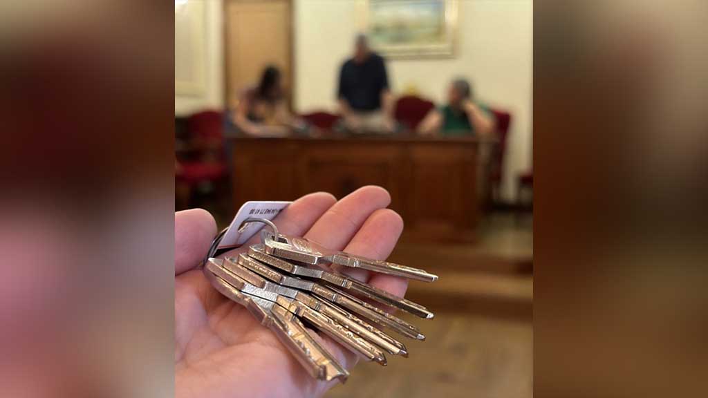 Setmanari L'Ebre (@setmanariebre) on Twitter photo 🔑 Entregades les claus dels habitatges d’emancipació juvenil del carrer Sant Roc d'Amposta
📷 LA NOTÍCIA: setmanarilebre.cat/entregades-les…
<a href="/ajamposta/">Ajuntament d'Amposta</a> <a href="/adamtomas/">Adam Tomàs i Roiget</a> <a href="/nurmarco/">Núria Marco 🎗️</a> <a href="/miquelsubirats/">Miquel Subirats</a> <a href="/NriaFerrCardon1/">Núria Ferré Cardona</a> <a href="/dsocialscat/">Drets Socials i Inclusió</a> <a href="/TomasLitus/">Litus Tomas</a> <a href="/RadioAmposta/">Amposta Ràdio</a> #Amposta #TerresdelEbre 🔑 Entregades les claus dels habitatges d’emancipació juvenil del carrer Sant Roc d'Amposta
📷 LA NOTÍCIA: setmanarilebre.cat/entregades-les…
<a href="/ajamposta/">Ajuntament d'Amposta</a> <a href="/adamtomas/">Adam Tomàs i Roiget</a> <a href="/nurmarco/">Núria Marco 🎗️</a> <a href="/miquelsubirats/">Miquel Subirats</a> <a href="/NriaFerrCardon1/">Núria Ferré Cardona</a> <a href="/dsocialscat/">Drets Socials i Inclusió</a> <a href="/TomasLitus/">Litus Tomas</a> <a href="/RadioAmposta/">Amposta Ràdio</a> #Amposta #TerresdelEbre