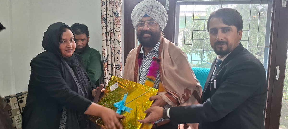 DlsaShopian's tweet image. DLSA #Shopian organised an impressive function today to bid farewell to outgoing Secretary/Sub Judge(DLSA) Shopian #SusheelSingh on his transfer/Promotion as  District Judge.
@QaziIftikhar11 
@DistrictShopian 
@GlobalKashmir_