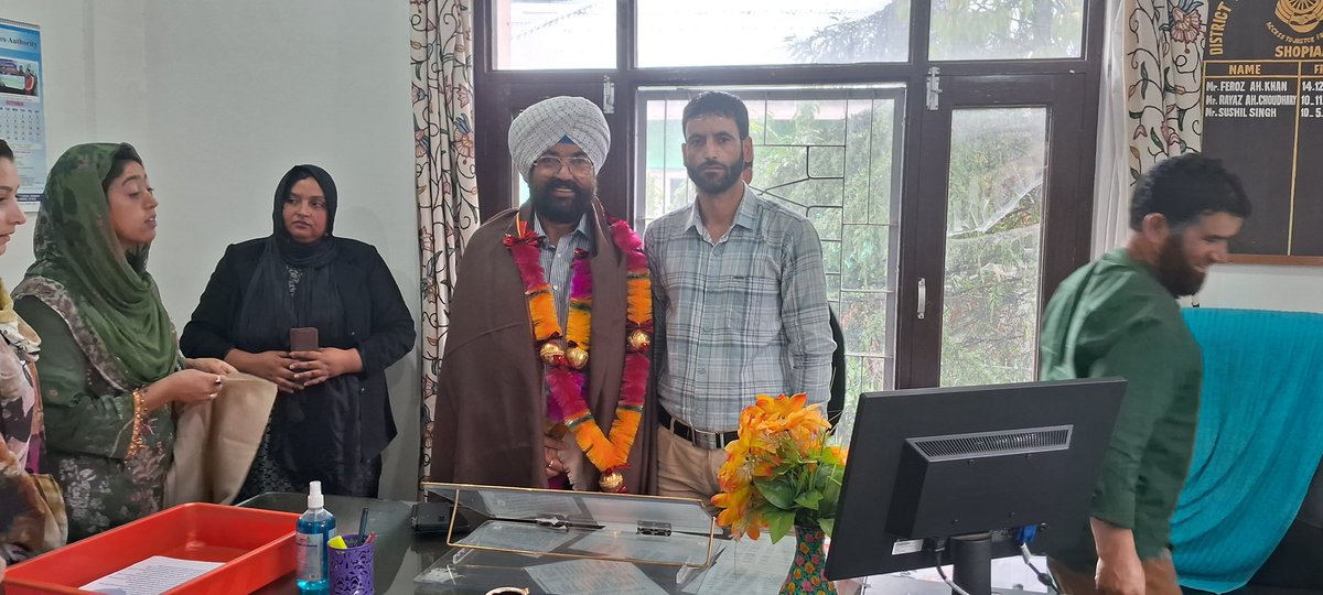DlsaShopian's tweet image. DLSA #Shopian organised an impressive function today to bid farewell to outgoing Secretary/Sub Judge(DLSA) Shopian #SusheelSingh on his transfer/Promotion as  District Judge.
@QaziIftikhar11 
@DistrictShopian 
@GlobalKashmir_