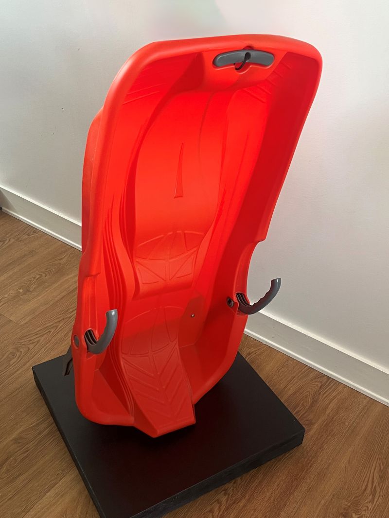 Le saviez vous ? Une luge en polypropylène offerte par Jeanine Desjoyaux à ses petits enfants  est à l'origine de l'idée de génie de Jean Desjoyaux : le coffrage permanent actif  breveté en 1978 . <a href="/Desjoyaux_pools/">Piscines Desjoyaux</a>