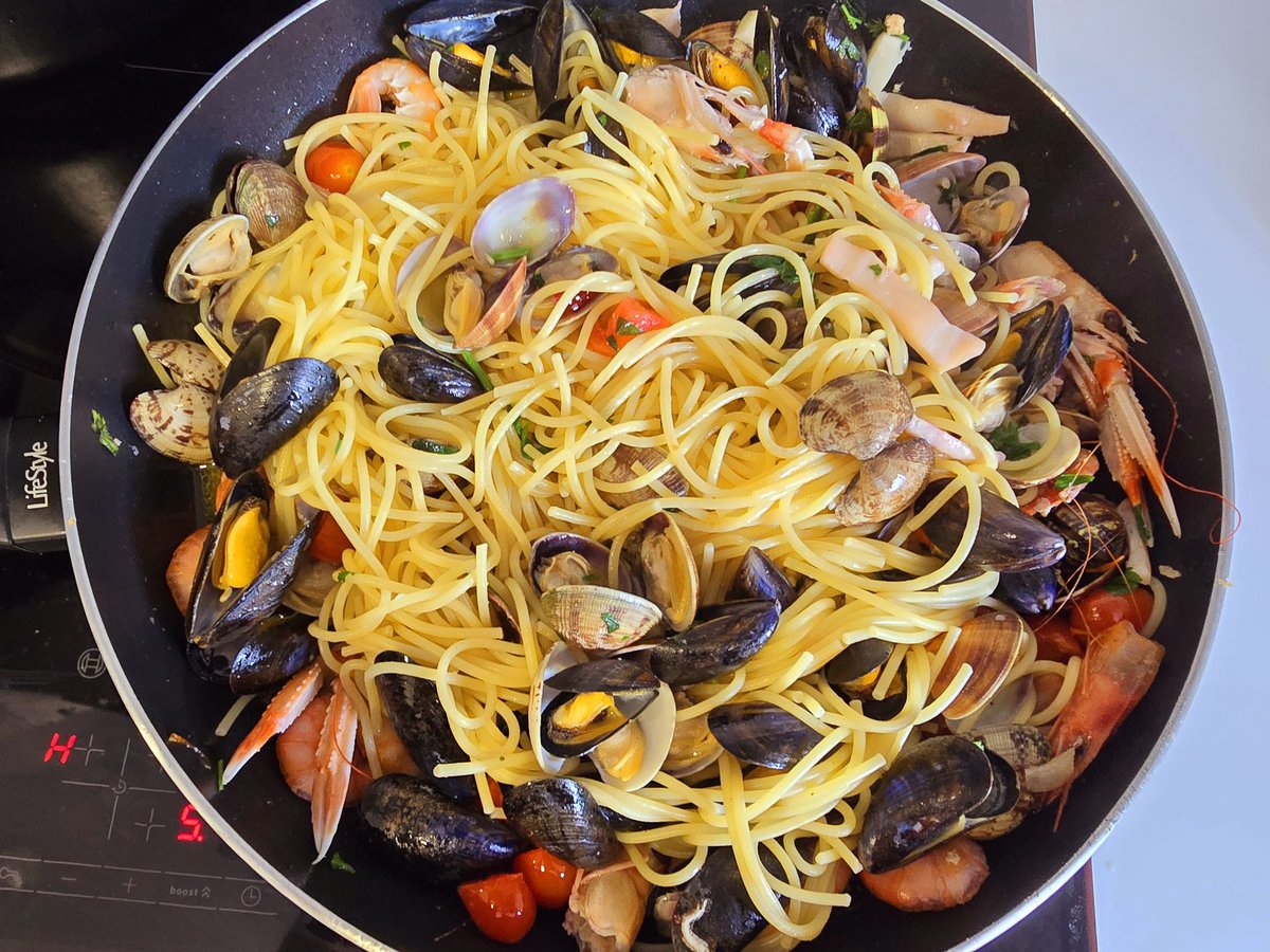 PerePerpinya's tweet photo. #SpaghettiAlloScoglio cuinant a casa.
Ja a #Palamós però amb #Roma al cap. #CalPerpi #ElsPerpis https://t.co/zWYaL37htC