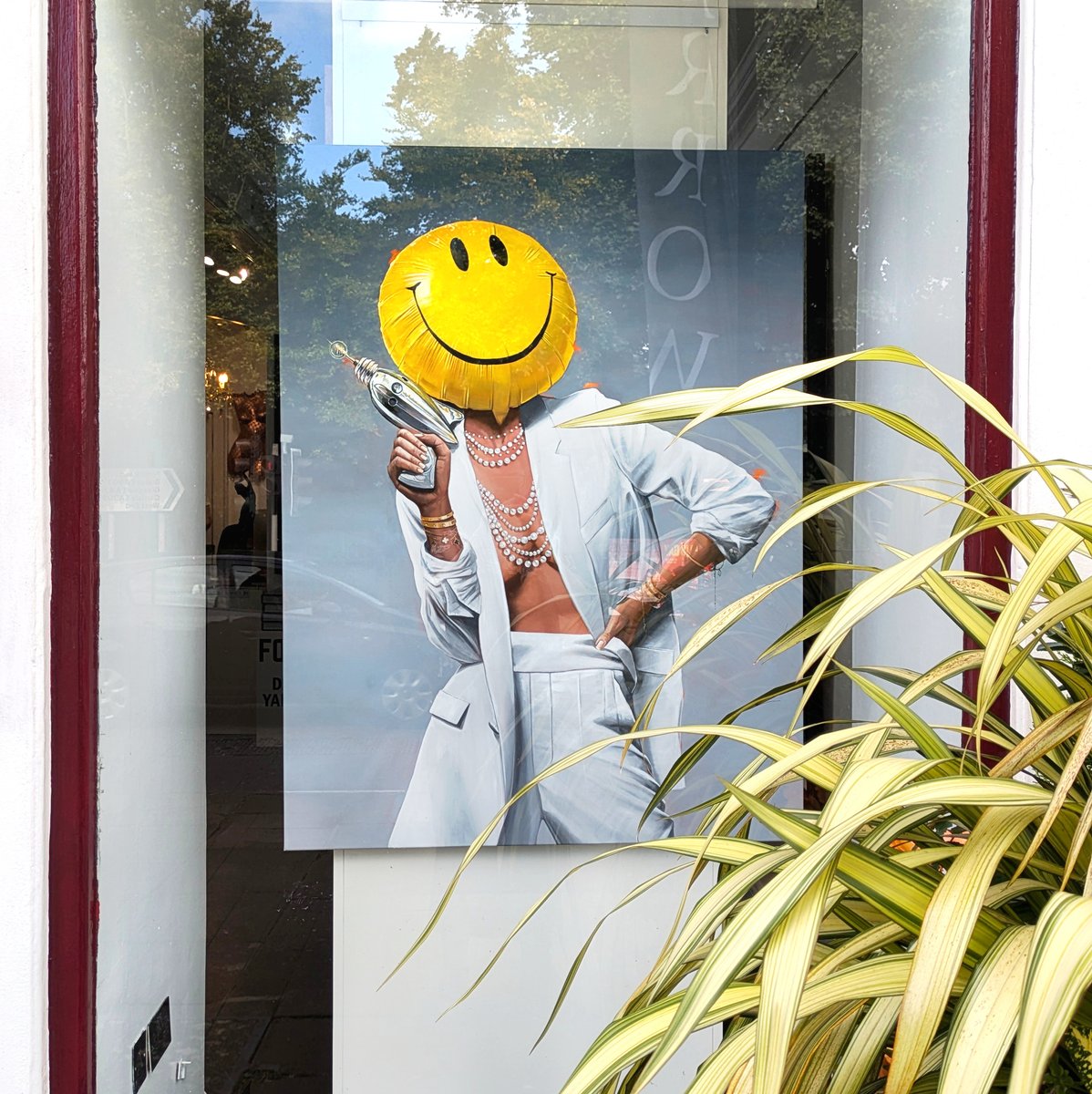 Keep an eye out for this fantastically bold, surreal figurative work from the amazing Ed Williamson in one of our #watsonwindows this week...

watsongallery.co.uk/gallery/Have-a…

#edwilliamson #smiley #haveaniceday #figurativeart #artgallerywindow #artoftheday #artondisplay