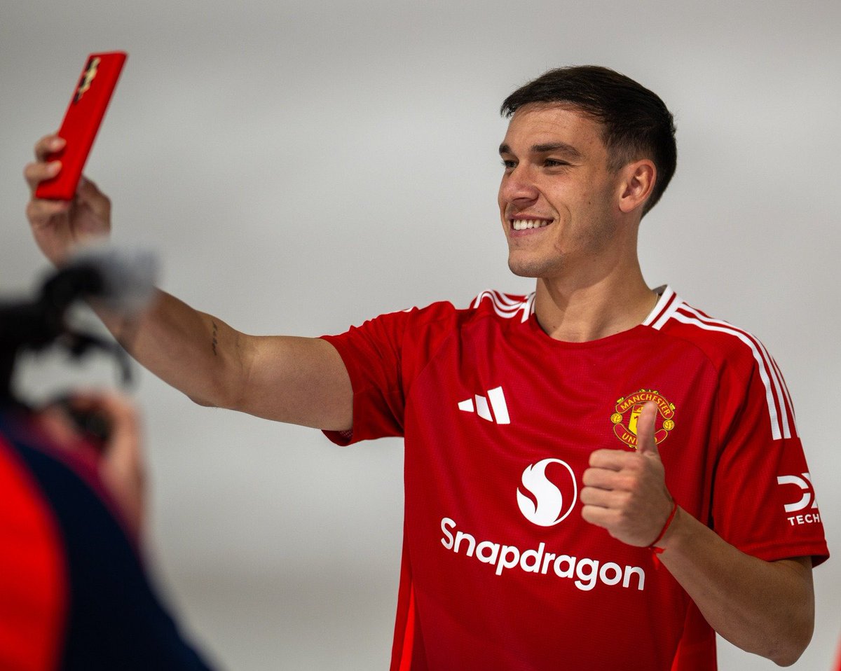 FabrizioRomano's tweet photo. 🔴🇺🇾 Manu Ugarte on waiting for Man United for two months: “This club, this stadium… legendary”.

“We all know what a massive club United is, one of the best teams in the world”.

“It’s a dream come true to join United. I'm really happy because it's been a very long process!”. https://t.co/PEX8H5i7qr