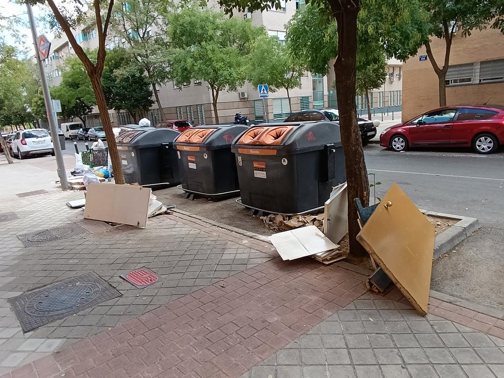 Turuta771's tweet photo. @Lineamadrid Solicito recogida de escombros, muebles viejos, etc. a lo largo de toda la calle Raya desde calle Cordel de Pavones hasta la boca del metro. Una empresa  de construcción leva usando los contenedores como escombrera de forma habitual. https://t.co/udp9R97vfN