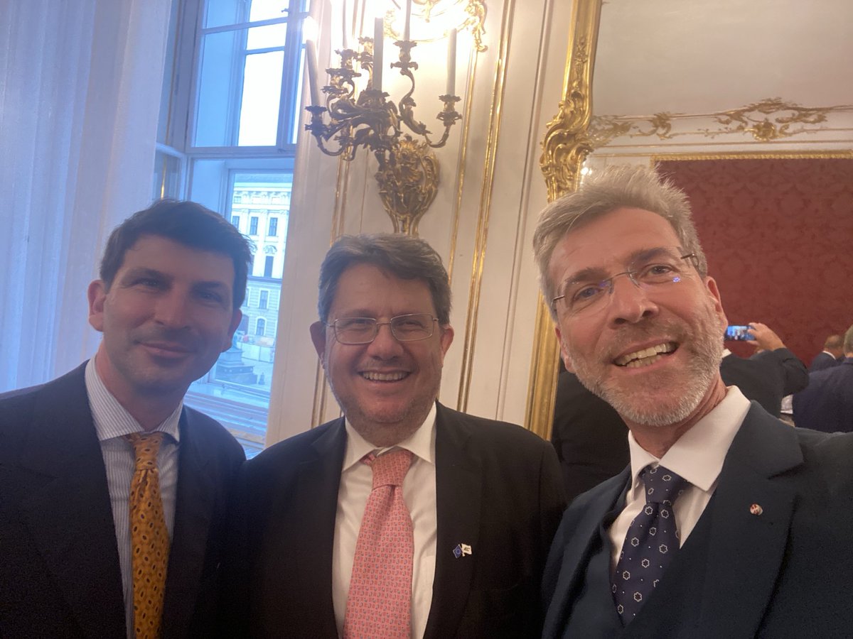 The 🇦🇹 Ambassadors’ conference offers a great opportunity to meet President ⁦<a href="/vanderbellen/">Alexander Van der Bellen</a>⁩ at the Hofburg ie Imperial Castle. 
A strong supporter of Ukraine, 🇪🇺, Democracy &amp; the Rule of Law as well as climate policies 💚, we get inspiration for diplomatic action!