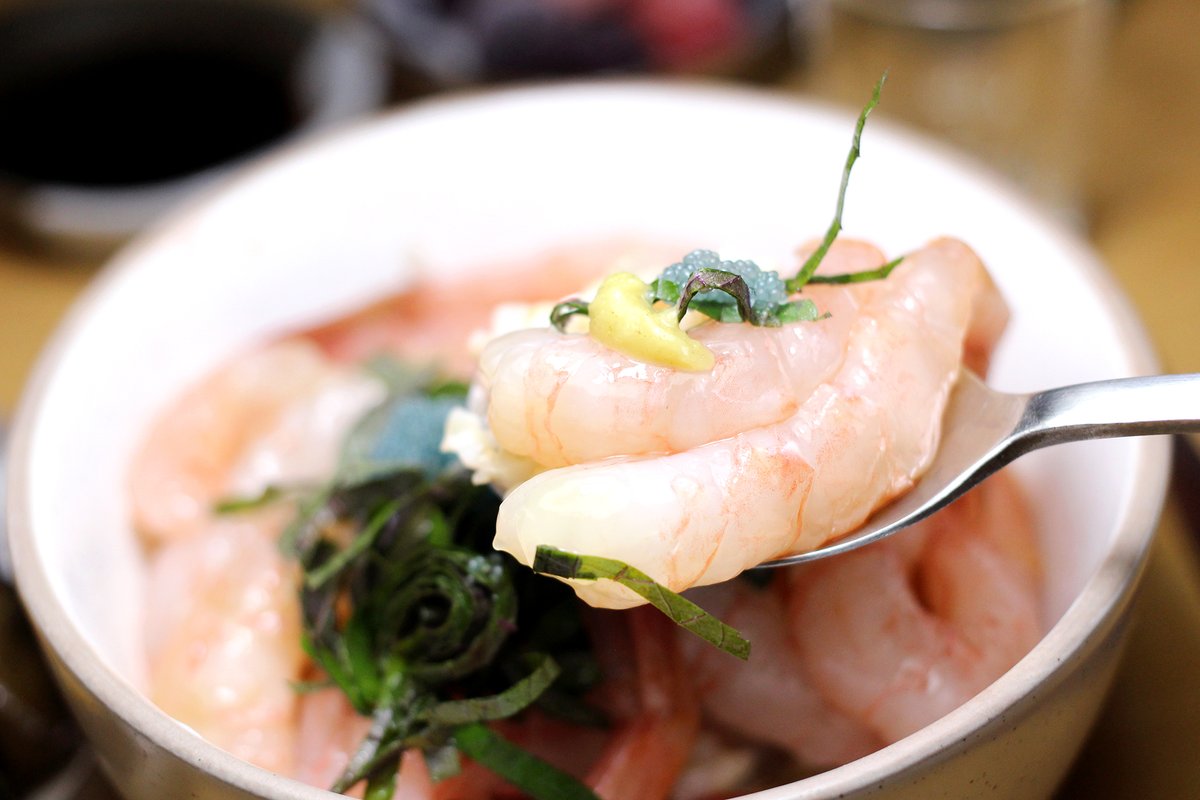 새우 좋아하시나요?
저는 아~~주 많이 좋아합니다,.
구워도 쪄도 튀겨도 삶아도 맛나지만
특히나 생새우라면 사족을 못쓰지요.,
생긴것두 예쁜게 녹진녹진 달달하니
어찌나 맛난지 몰라요..
새큼달큼 초밥용 밥을 해다가
단새우 듬뿍올려 덮밥을 짜잔..
밥 챙겨먹어요.,
행복하세요..저도 행복할게요..