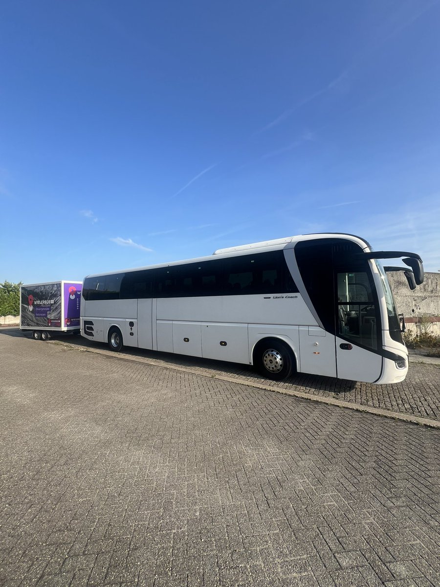 Inmiddels beschikken we over 2️⃣ comfortabel ingerichte bussen. Extra beenruimte en verse koffie ☕️ 

Maar we kunnen de aanhanger ook gewoon thuis laten zodat je geniet van alle andere voordelen 🙌🏻. 

kmttours.nl