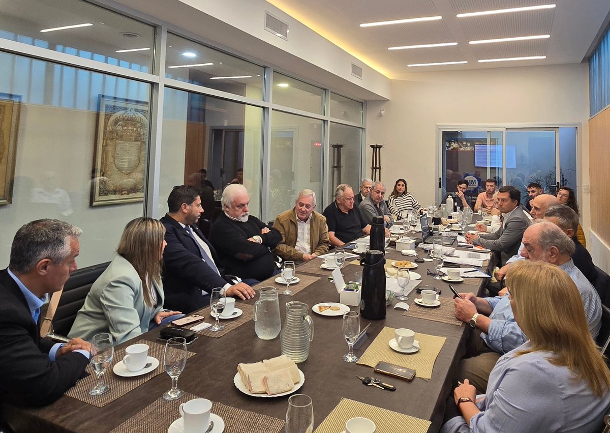 AIM Rosario (@aim_rosario) on Twitter photo 🤝 Nos reunimos con <a href="/RazziniVeronica/">Vero Razzini</a>, <a href="/josenunezjurado/">José Núñez</a> y <a href="/gfchumpitaz/">Gabriel F. Chumpitaz</a> para dialogar sobre las propuestas de #LeyPyME y las reformas tributaria y laboral necesarias para fortalecer la industria nacional.
🔹 ¡Seguimos trabajando por un futuro más competitivo para nuestra región! 🤝 Nos reunimos con <a href="/RazziniVeronica/">Vero Razzini</a>, <a href="/josenunezjurado/">José Núñez</a> y <a href="/gfchumpitaz/">Gabriel F. Chumpitaz</a> para dialogar sobre las propuestas de #LeyPyME y las reformas tributaria y laboral necesarias para fortalecer la industria nacional.
🔹 ¡Seguimos trabajando por un futuro más competitivo para nuestra región!