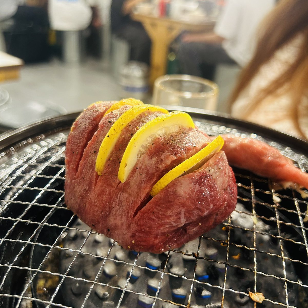 zu_mi_1104's tweet photo. 人類みな麺類とエスサワダ行ったら
ずっと準備中…
定休日だったんか( ߹  ߹ )

ヤケ食いの肉塊レモン牛タン🍋

 #牛タン
 #レモン
 #池袋西口
 #肉
 #肉塊レモン牛タン
 #ときわ亭 https://t.co/icgdqHUXjY
