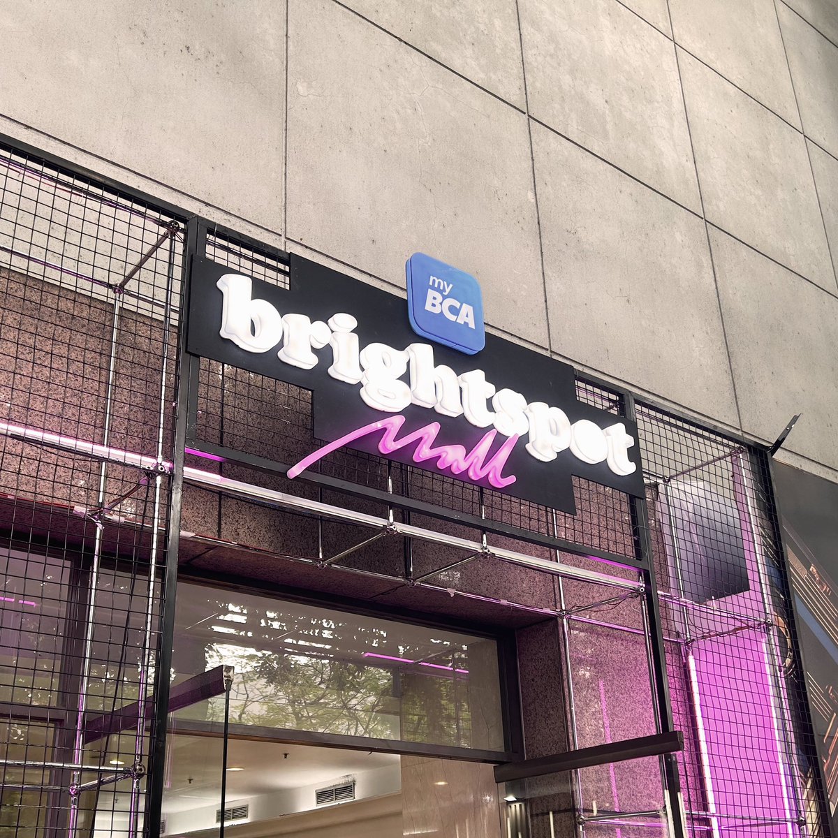 Hilmar Farid (@hilmarfarid) on Twitter photo Throwback <a href="/brightspotMRKT/">brightspotMRKT</a> di Ratu Plaza.
Salah satu inisiatif keren yang memperkaya lanskap budaya pop di Jakarta. Throwback <a href="/brightspotMRKT/">brightspotMRKT</a> di Ratu Plaza.
Salah satu inisiatif keren yang memperkaya lanskap budaya pop di Jakarta.