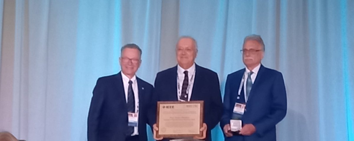 Prof.  Obradors <a href="/XObradors/">Xavier Obradors</a> received yesterday the #IEEE #JamesWong #Award at Applied Superconductivity Conference #ASC2024 in Salt Lake City, for "Continuing and Significant Contributions to Applied Superconductor Materials Technology" . 
🎉Congrats Xavier! 🍾