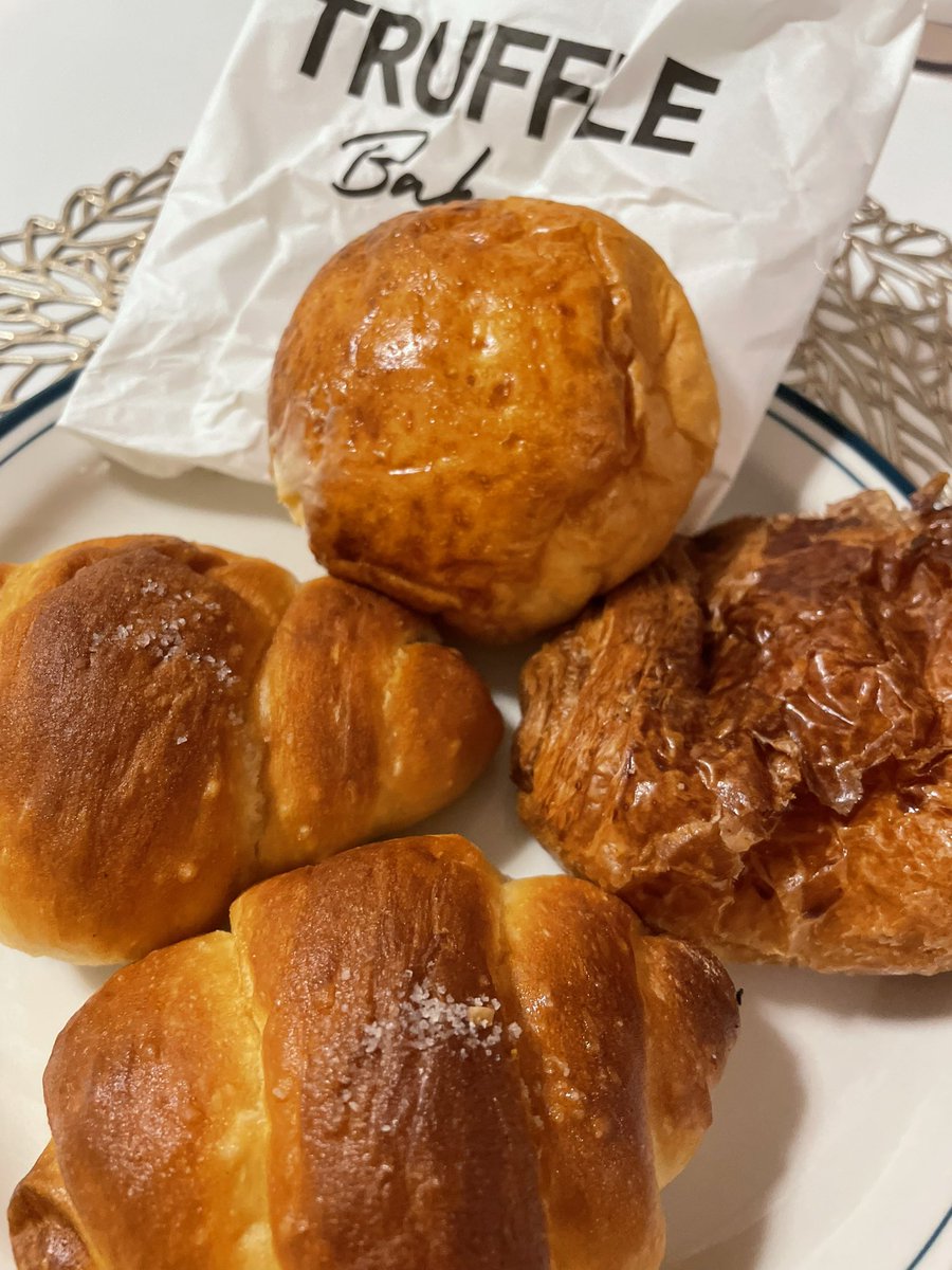 yoshikkoko_ko's tweet photo. #trufflebakery 
#広尾
#トリュフ塩パン https://t.co/nnVXiPC1ZY