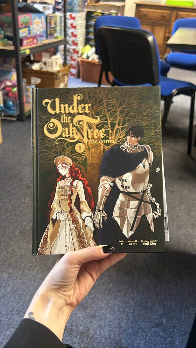 Thank you so so much <a href="/PenguinHuddleUK/">Penguin Huddle</a> ! I can’t believe I finally get to read Under the Oak Tree in physical form 🥹
