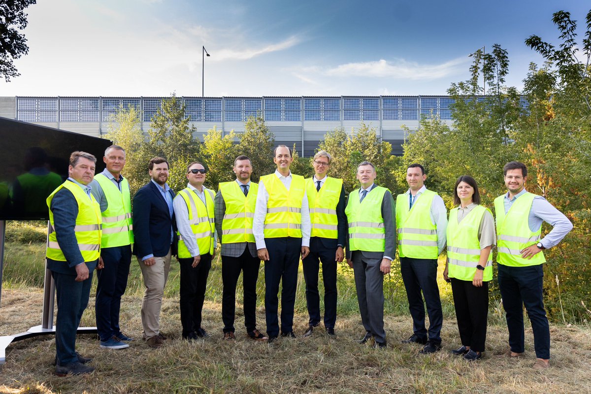 Exciting news! The first-ever #solarpanels ☀️ installed on motorway noise barriers in #Lithuania are now operational near 🇱🇹 #Vilnius. These panels are expected to generate around 16,000 kWh of green energy annually, powering road lights, electronic signs, and screens.