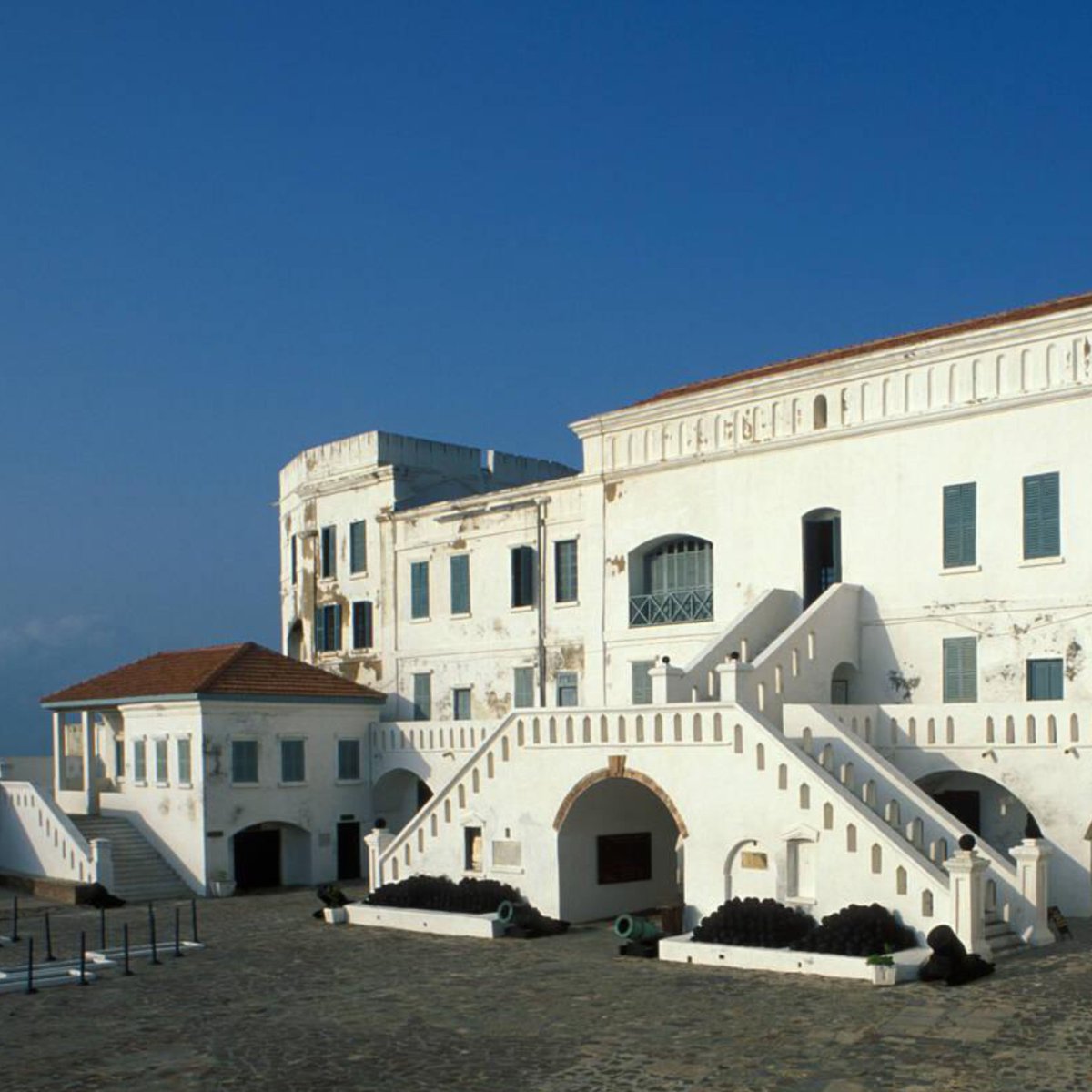 afrivoyos's tweet photo. Step back in time and explore the rich history of Cape Coast Castle! 🏰✨ Discover the stories that shaped Ghana and be part of an unforgettable journey. Join us for a tour filled with heritage, culture, and breathtaking views.  

#afrivoyos #travellingagency #capecoastcastle https://t.co/ZHJqKXVv4C