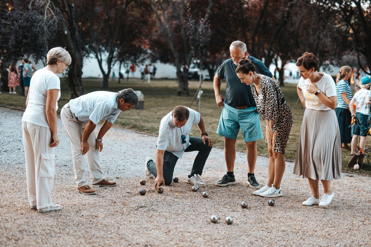 ⛲ Turnaj v pétanque #FČOK 2024, naše největší networkingová akce roku, je úspěšně za námi.
 
Za slunečného počasí v krásném prostředí zahrad Trojského zámku v Praze se sešlo více než 600 účastníků na největším amatérském turnaji v pétanque v České republice, s rekordními 122