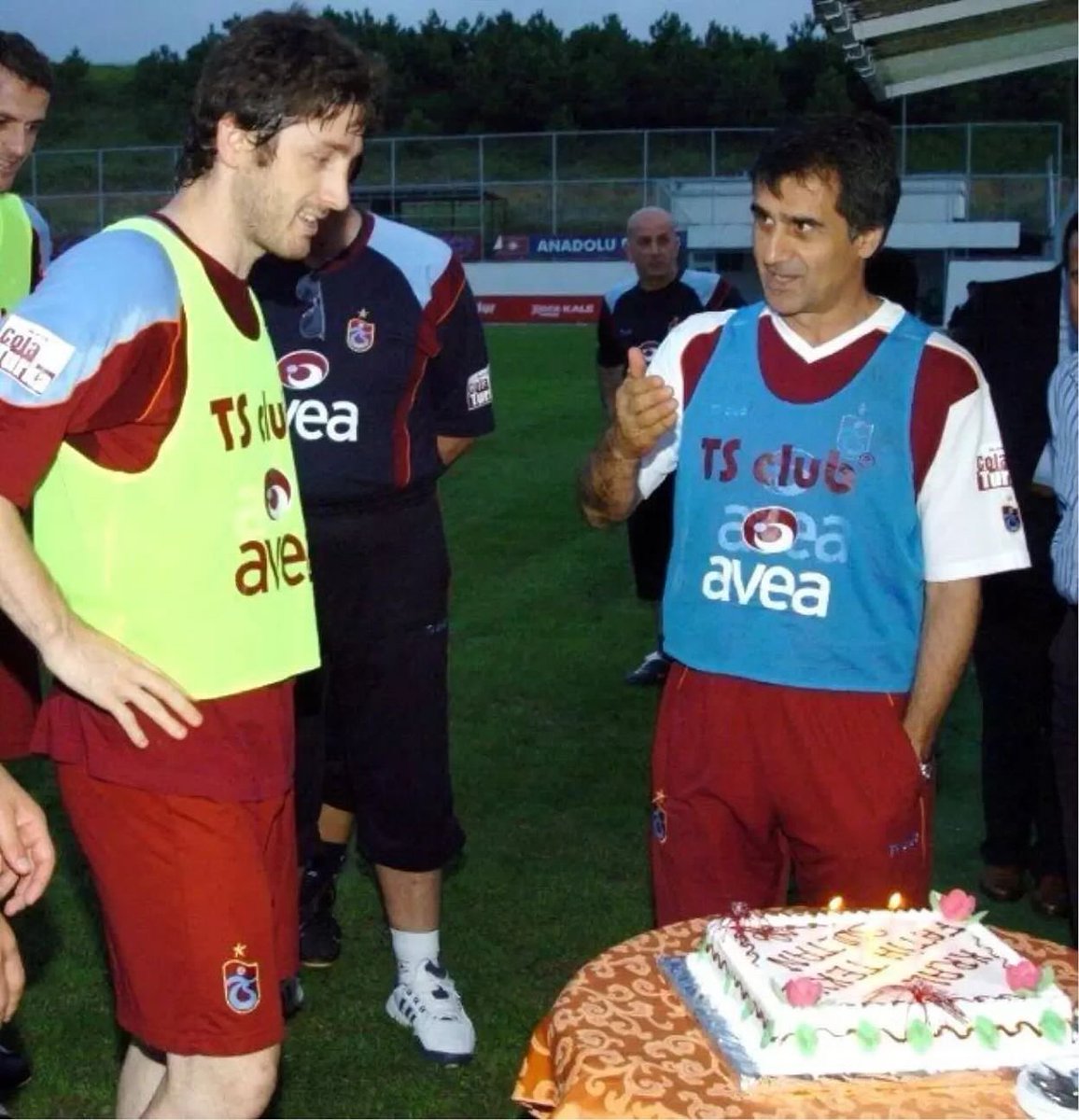 Kırıldık, kırgınlığımızı dile de getirdik. 

Belki onun da yeterli değeri görmediğini hissettiği zamanlar olmuştur hayatının büyük bir bölümünü verdiği bu kulüpte.

Ne yaşanırsa yaşansın, hiçbir şey Şenol Güneş’in bu kulübün en önemli değerlerinden biri olduğu gerçeğini