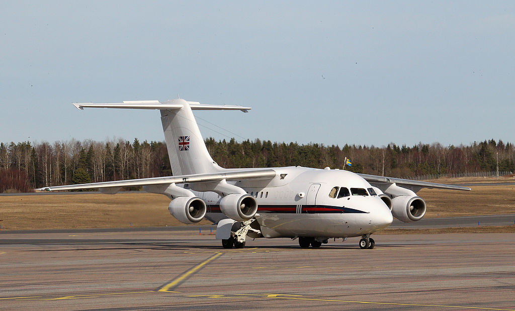 - Regeringen slopar flygskatten &amp; förväntar sig att både flygtrafiken och utsläppen ökar som en följd. Återigen tar regeringen bort ett styrmedel som begränsar utsläppen utan att ersätta det . Vi behöver ta steg för att minska utsläppen här &amp; nu, inte öka dem,  David Mjureke  WWF