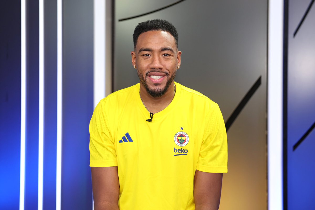 Ülker Stadyumu Fenerbahçe Şükrü Saracoğlu Spor Kompleksi'ni ziyaret eden yeni transferimiz Bonzie Colson, <a href="/fbtv/">FBTV</a>’de 40+ programına konuk oldu. 💛💙

👉 bit.ly/4e8ZPvH