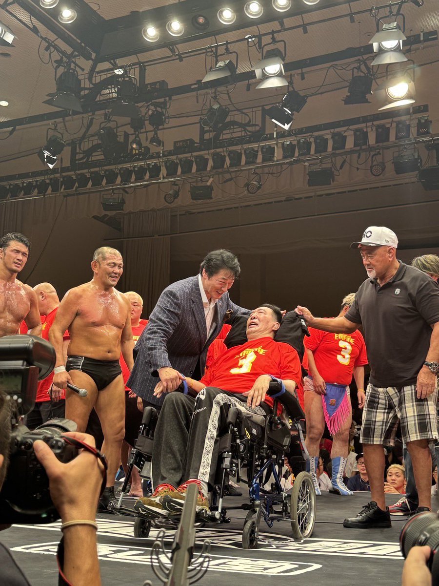 FortuneKK0327's tweet photo. TAKAYAMANIA EMPIRE 3後楽園ホール大会に行って来ました。
鈴木みのると高山善廣の固い絆が素晴らしい。

写真①控え室で高山選手と撮影
写真②集合写真
写真③今日も放送席に来た鈴木みのる
写真④みんなで「ノーフィアー」‼️
#高山善廣
#鈴木みのる
#TAKAYAMANIA https://t.co/KHXLo9q2JM