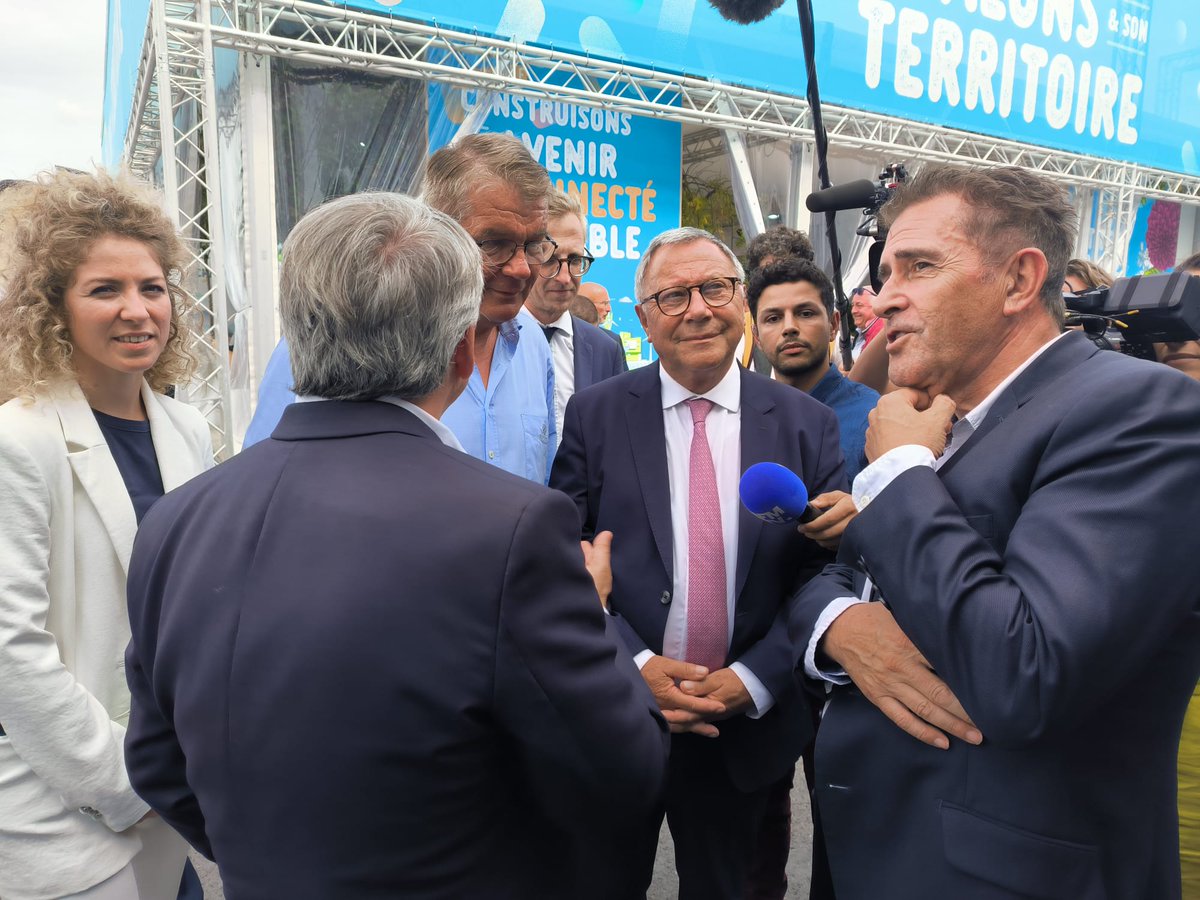 SESVanderHave France (@sesvanderhavef) on Twitter photo Retour en images📷 sur cette deuxième journée à la <a href="/foiredechalons/">Foire de Châlons</a> 😃, de bons moments d'échanges et de convivialité !! Merci à <a href="/xavierbertrand/">Xavier Bertrand</a> pour sa visite sur le stand SESVanderHave. Retour en images📷 sur cette deuxième journée à la <a href="/foiredechalons/">Foire de Châlons</a> 😃, de bons moments d'échanges et de convivialité !! Merci à <a href="/xavierbertrand/">Xavier Bertrand</a> pour sa visite sur le stand SESVanderHave.