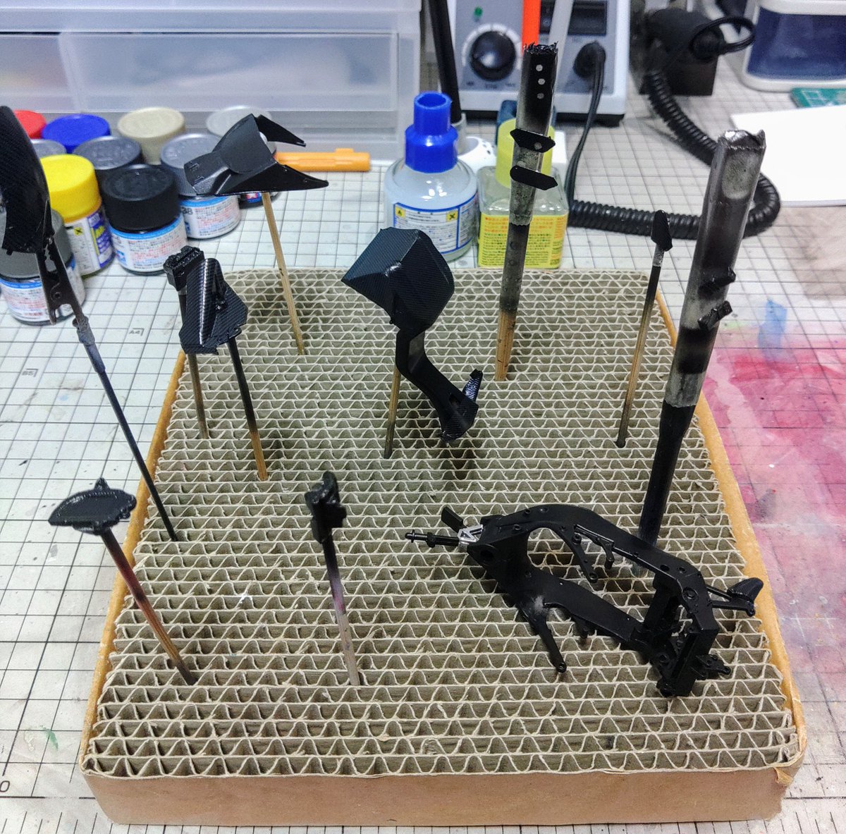 osakin55's tweet photo. TAMIYA YAMAHA YZR-M1`04
カーボンデカール貼りました。
ようやく終わったと思いつつ資料を確認したらかなり目立つパーツのカーボンの縞模様の向きが間違ってる事が判明😱
適当に貼るからこうなるんですよね😥
明日貼り直します…。
#バイクプラモ盛上げ隊
#バイク模型が好きだ
#TopStudio https://t.co/ycADfMUcfH