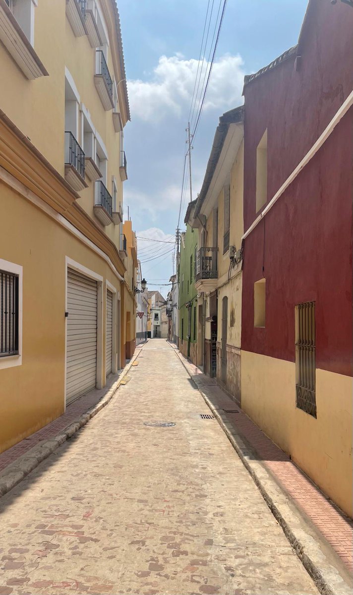 albalatenques's tweet photo. Carrer del Riu al sol de migdia, direcció nord-sud. ¿Un cardo romà? #Sucro #Albalat #Xúquer https://t.co/Y4MRcS715i