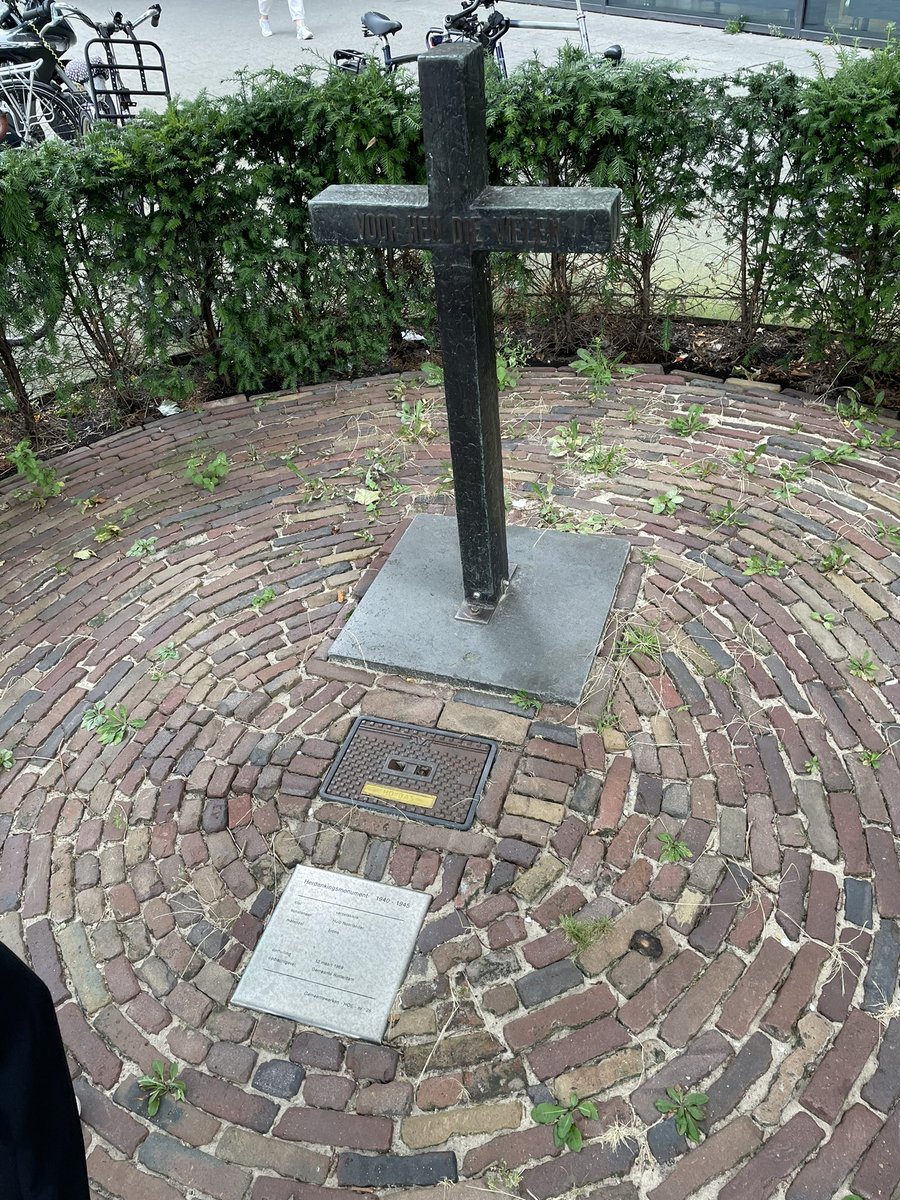 Rodjoch's tweet image. Wie heeft bedacht dat dit de perfecte plek is voor een gasleiding? 🤔🤔 #herdenkingsmomument #40-45