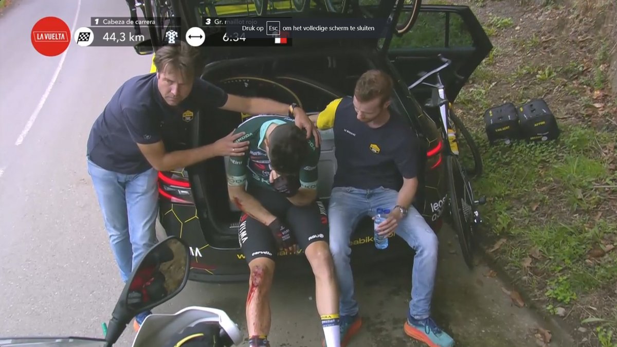 Se me parte el corazón 💔

Wout Van Aert abandona siendo líder de los maillots Verde 💚 y de la Montaña 💙

Muy mala pinta esa rodilla 😟

 #LaVuelta24