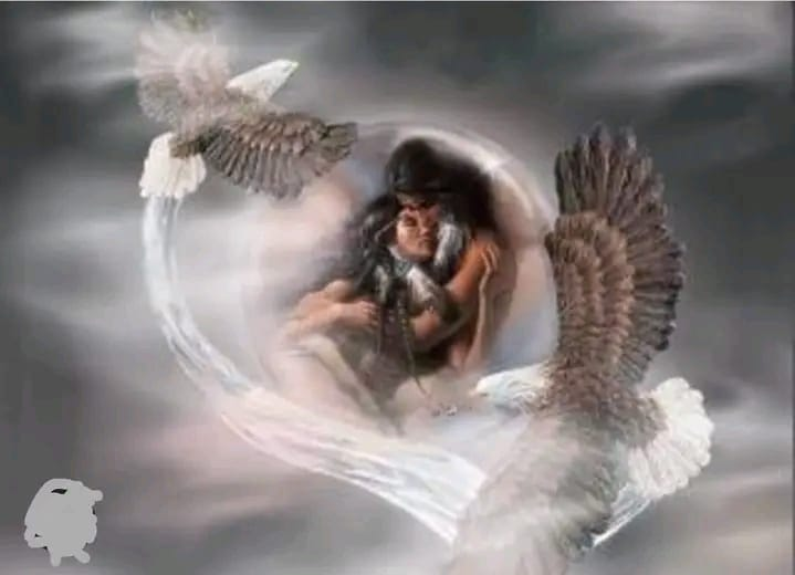 LunaGitana0333's tweet photo. Volar Juntos...Pero Jamás Atados: 
Cuenta una vieja leyenda de los indios Sioux, que, una vez llegaron a visitar al viejo brujo de la tribu, una pareja de jóvenes enamorados capaces de todo por su amor.
Toro Bravo, el más valiente y honorable guerrero, y Nube Alta la hija del cacique y la más hermosa de la tribu. Ambos tomados de la mano, se presentaron ante el viejo y empezaron a hablar.
- Nos amamos – dijo Toro Bravo.
- ¡Nos vamos a casar! - continuó Nube Alta.
- Pero tenemos miedo.
Queremos un hechizo, un talismán. ¡Algo! que nos garantice que estaremos juntos toda la vida.
- Por favor - repitieron ambos- ¿hay algo que podamos hacer?
El viejo los miró tan enamorados, pero a la vez tan desesperados. Que se tomó su tiempo para responder.
- Hay algo...- pero no sé...es una tarea muy difícil.
- ¡No importa! - dijeron los dos – Haremos Lo que sea - añadió Toro Bravo.
- Bien. -dijo el brujo- Nube Alta, ¿ves el monte al norte de nuestra aldea? Deberás escalarlo sola y sin más armas que una red y tus manos, deberás cazar el halcón más hermoso y vigoroso del monte. Si lo atrapas, deberás traerlo aquí con vida el tercer día después de la luna llena.
¿Comprendiste?
Nube Alta asintió en silencio.
- Y tú, Toro Bravo - siguió el brujo - deberás escalar la Montaña del Trueno; cuando llegues a la cima, encontrarás la más brava de todas las águilas, solamente con tus manos y una red, deberás atraparla sin heridas y traerla ante mí, viva, el mismo día en que vendrá Nube Alta...
¡Salgan ahora!
Los jóvenes se miraron nerviosos, pero seguros de poder lograrlo. Y corrieron a cumplir su misión cada uno por su lado. Ella hacia el norte, él hacia el sur.
Al tercer día, frente a la tienda del brujo, los dos jóvenes heridos y magullados esperaban con las redes que contenían sus respectivas aves.
Sáquenlas con cuidado- dijo el Viejo.
Eran verdaderamente hermosas, sin duda lo mejor de su estirpe.
- ¿Volaban alto?- preguntó el brujo.
- Sí, sin duda. Como lo pediste...dijo Toro Bravo
- ¿Y ahora? - ¿los mataremos y beberemos el honor de su sangre?...
- ¡Noooo! -dijo el viejo-.
- ¿Los cocinaremos y comeremos el valor en su carne? - propuso Nube Alta.
- ¡Nooooo! –Claro que no-. Harán lo que les digo:
Tomen las aves y átenlas entre sí por las patas con estas tiras de cuero, cuando las hayan anudado, suéltenlas y que vuelen libres.
Cuando El águila y el halcón intentaron volar por su cuenta solo consiguieron revolcarse en el piso.
Incapaces de volar, las aves empezaron a picotearse entre sí hasta lastimarse.
- ¡Jamás olviden lo que han visto! ¡No les daré ningún hechizo!
Son ustedes como un águila y un halcón; si se atan el uno al otro, aunque lo hagan por amor, no solo vivirán arrastrándose, sino que además, tarde o temprano, empezarán a lastimarse uno al otro.
Si quieren que el amor entre ustedes perdure...
¡Vuelen Juntos Pero Jamás Atados! 
Recuerda: El amor no reclama posesiones sino que da libertad. Nunca por encima de ti, nunca por debajo de ti, siempre…. a tu lado.