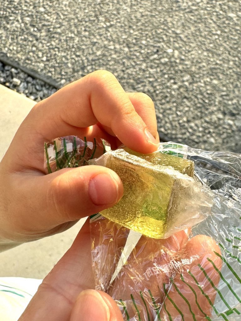 NatsuTagu's tweet photo. 「こんなキレイなオヤツみたことない」と近所の人にもらったゼリーに話しかけてた4歳 https://t.co/pujjV46oJP