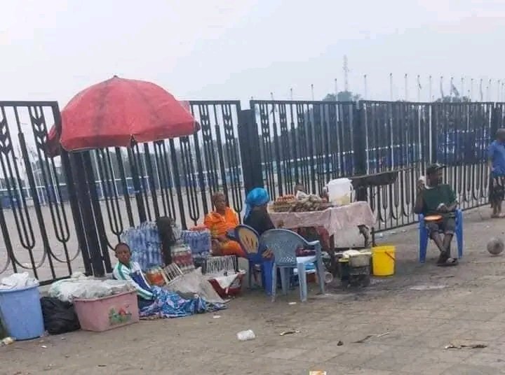 insolite kinshasa | Des restaurants de fortunes communément appelés "MALEWA" s'installent petit à petit aux alentours du palais du peuple qui est devenu maintenant un véritable déversoir des immondices. 😢
 Réussites du Pays.