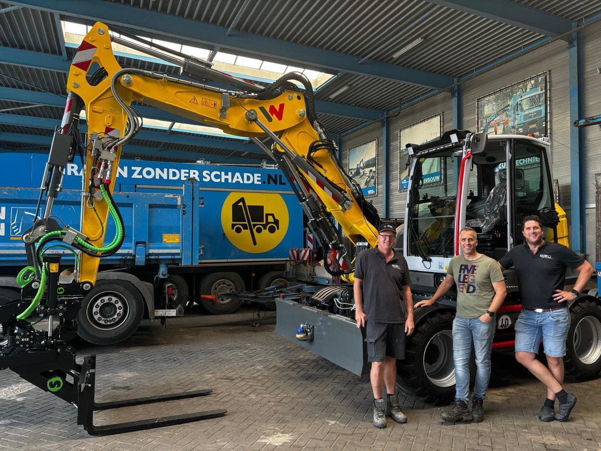 KAvanDaalenZn's tweet image. Onze week is goed begonnen 🔥
 
Gister zijn er 2 nieuwe medewerkers gestart.
Arjan draait op onze #Wacker Neuson mobiele 10 tonner en Nik gaat werken en leren voor #vakman #GWW.
Van harte welkom bij Team K.A van Daalen💙 mannen!
Daarnaast hebben we nog een gave wagen bij 🚙