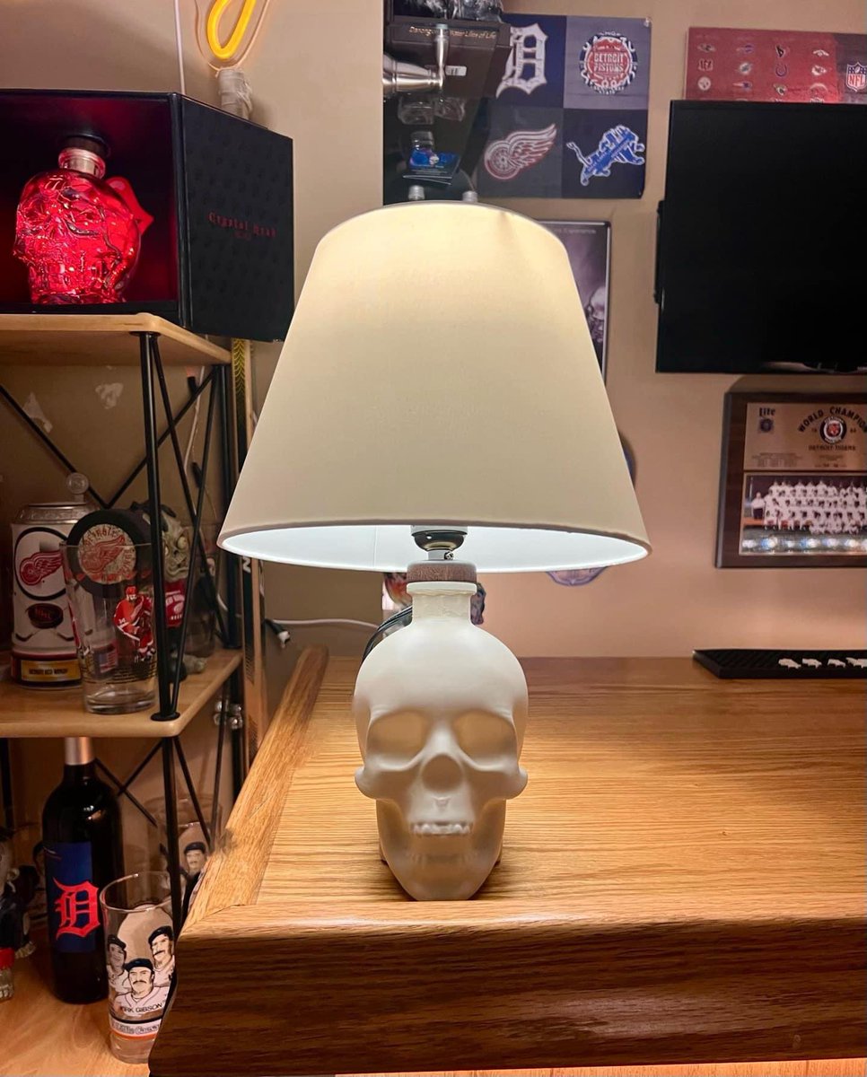 ToddBonnDPX's tweet photo. Just over here crafting empty @crystal_head bottles💀😳 #lamp #reuse #crafty #CrystalHeadVodka #chvviews https://t.co/iBPu35dLTI