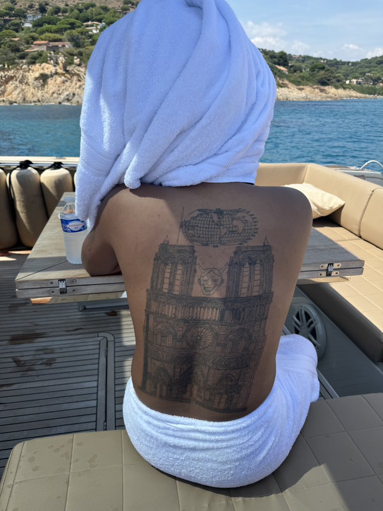 whoisluka's tweet image. .__.