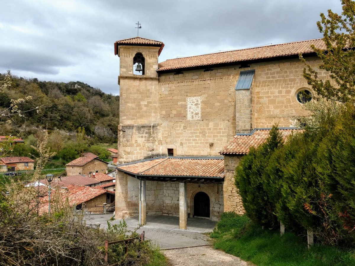 #Corres. La iglesia de #SanEsteban data del siglo XVI aunque fue reformada en el XVIII. Cuenta con portada #renacentista y #RetabloMayor #gótico. Cuenta también con la ermita #románica de la Virgen de la Peña. #Álava
Foto: @oscarkorres