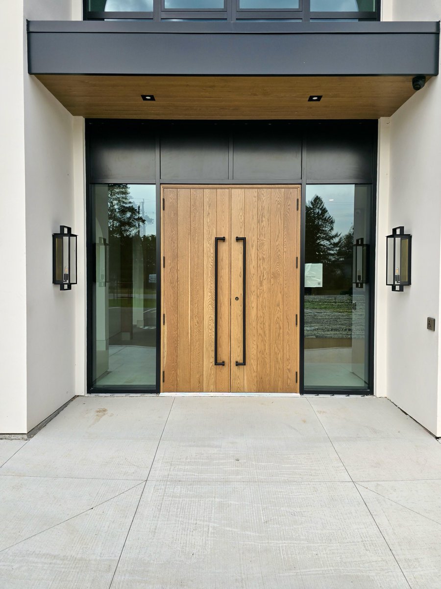 AmberwoodDoors's tweet image. Gorgeous @MadisonTDesign Firm features 2 stunning *SOLID* Flat Sawn #whiteoak @AmberwoodDoors #doors with Maibec Sunkissed Beige stain &amp;amp; #doorpulls with Mortise deadbolt in flat Black!
Contact amberwooddoors.com today! 416-213-8007
🇨🇦&amp;amp;🇺🇸Shipping
#doorsofdistinction #doors